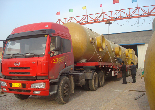 儲(chǔ)罐-玻璃鋼儲(chǔ)罐裝車現(xiàn)場